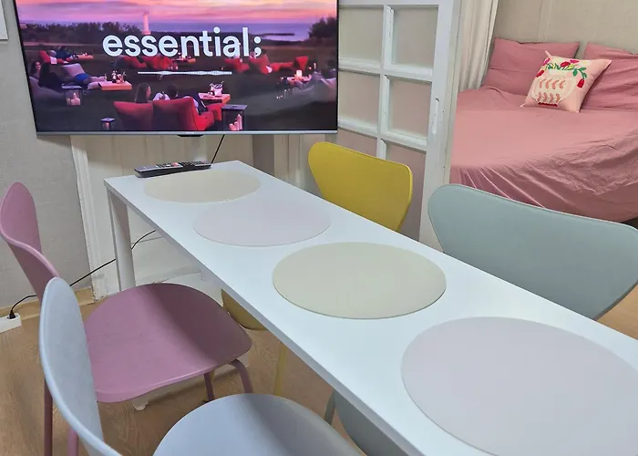 홍대5분 방3개 침대4개 최대8명 1층 장기숙박 연남망원 Tv Wifi 조용한숙소 *